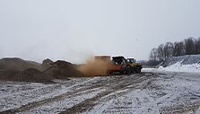 Muitininkų konfiskuotos cigaretės virsta trą&scaron;omis ūkininkų laukuose