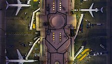 Kadruose i&scaron; oro &ndash; geometriniai JAV peizažų ra&scaron;tai 