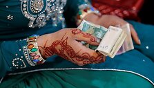 Pakistano transseksualų bendruomenėje vieną kartą asmeniui rengiama gimtadienio &scaron;ventė