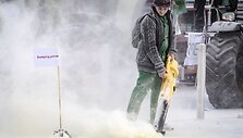 Pasipiktinę ūkininkai apipur&scaron;kė ES būstinę pieno milteliais
