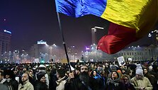 Rumunijoje tūkstančiai žmonių protestavo prie&scaron; korupcijos įstatymo su&scaron;velninimą