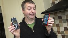 Britas tebesinaudoja 2000 metais įsigytu Nokia 3310 telefonu