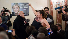 Prancūzijoje iki pusės nuoga &bdquo;Femen&ldquo; aktyvistė sutrikdė Le Pen kalbą