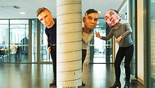 Studentai su savo sukurtomis kaukėmis-galvomis