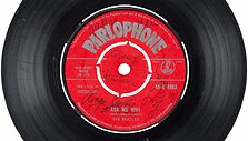 Grupės narių pasira&scaron;yta vinilinė plok&scaron;telė