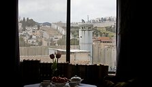 Gatvės menininkas Banksy atidarė vie&scaron;butį Betliejuje