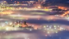 Spalvotų &scaron;viesų i&scaron;margintas rūkas Čičibu mieste, Japonijoje