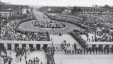 1936 rugpjūčio 1 d.  Hitleris žengia pro vartus į olimpinį stadioną