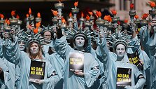 &bdquo;Amnesty International&ldquo; aktyvistų protestas Londone