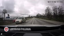 tirksliuose-uzfiksuotos-girto-nepilnamecio-gaudynes-pasibaigusios-griovyje
