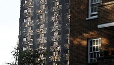 Londono ugniagesiai ie&scaron;ko daugiau gaisro aukų