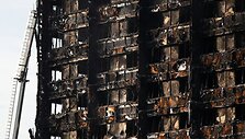 Londono ugniagesiai ie&scaron;ko daugiau gaisro aukų