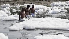 Indijos miestą kamuoja nuodingos putos
