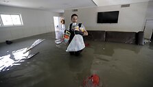Hjustono gyventojai grįžta į potvynio nuniokotus savo namus