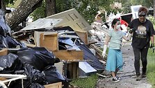 Hjustono gyventojai grįžta į potvynio nuniokotus savo namus