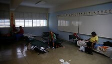 Karibų salų gyventojai gūžiasi prie&scaron; uraganą Maria