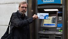Už nepriklausomybę pasisakantys katalonai per neįprastą protesto akciją &scaron;luoja i&scaron; bankomatų grynuosius