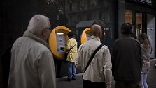 Už nepriklausomybę pasisakantys katalonai per neįprastą protesto akciją &scaron;luoja i&scaron; bankomatų grynuosius