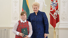 Prezidentė apdovanoja Konstitucijos egzamino nugalėtojus