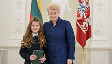 Prezidentė apdovanoja Konstitucijos egzamino nugalėtojus
