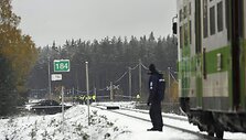 Suomijoje traukinys susidūrė su kariuomenės visureigiu
