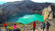 Kelimutu ugnikalnyje Indonezijoje &ndash; spalvą keičiantys ežerai
