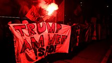 &Scaron;veicarijoje prie&scaron; D.Trumpą protestavo daugiau kaip tūkstantis žmonių