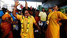 &Scaron;imtai tūkstančių tikinčiųjų Malaizijoje &scaron;venčia hinduistų festivalį