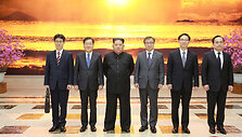 Kim Jong Unas su delegacijos i&scaron; Pietų Korėjos nariais
