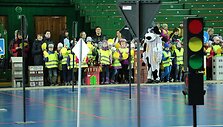 Per saugaus eismo dieną Kaune vaikai su pareigūnais gamino milžini&scaron;ką &scaron;viesoforą