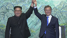 &Scaron;iaurės ir Pietų Korėjos lyderiai: Kim Jong Unas ir Moon Jae-inas 