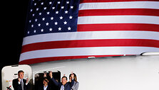 Lėktuvas su trimis &Scaron;iaurės Korėjos paleistais amerikiečiais nutūpė netoli Va&scaron;ingtono