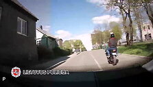 telsiuose-nufilmuotos-policininkams-nestojusio-motociklo-gaudynes