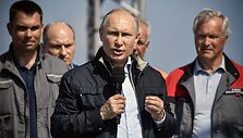 Putinas sunkvežimiu pervažiavo naujuoju tiltu į aneksuotą Krymą
