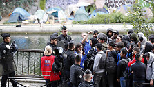 Paryžiaus policija evakuoja žmones i&scaron; dar dviejų migrantų stovyklų