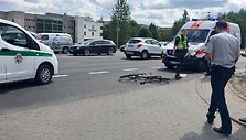 Vilniuje &bdquo;&Scaron;koda&ldquo; partrenkė dviratininką