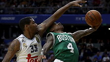 Trey Thompkinsas ir Isaiah Thomasas