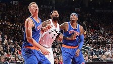 kristapo-porzingio-skrydis-virs-jono-valanciuno-ir-dar-dvieju-raptors-zaideju-galvu