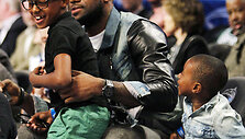 LeBronas Jamesas su sūnumis LeBronu ir Bryce'u