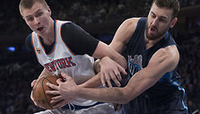 Kristapas Porzingis ir Andrew Bogutas