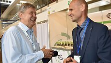 &bdquo;Ekoagros&ldquo; direktorius Gintautas Labanauskas (de&scaron;inėje) su Gediminu Radzevičiumi, ekologi&scaron;kų &scaron;altalankių augintoju, Lietuvos &scaron;altalankių augintojų asociacijos vadovu