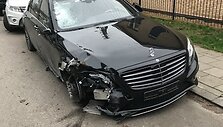 Rinktinės gatvėje medelius i&scaron;vartęs &bdquo;Mercedes-Benz&ldquo; automobilis