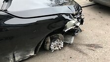 Rinktinės gatvėje medelius i&scaron;vartęs &bdquo;Mercedes-Benz&ldquo; automobilis