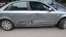 &bdquo;Mitsubishi&ldquo; Kaune apgadino 3 automobilius, skydinę ir stulpą