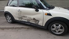 &bdquo;Mitsubishi&ldquo; Kaune apgadino 3 automobilius, skydinę ir stulpą