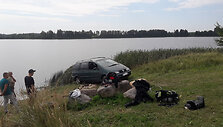 Vairuotojai važiuojant atbulomis, Kėdainių rajone &bdquo;VW Sharan&ldquo; atsidūrė tvenkinyje