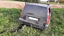 Jaunuolis su vogtu automobiliu nulėkė į griovį