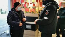 Kauno policija nustebino gyventojus &ndash; degalinėje pavai&scaron;ino kavos puodeliu