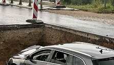 Girtutėlis vairuotojas įskriejo į duobę ant Jurbarko tilto