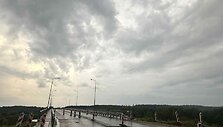 Girtutėlis vairuotojas įskriejo į duobę ant Jurbarko tilto
